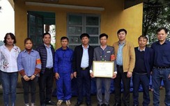 Nam nhân viên gác đường ngang có duyên “giải cứu”, tránh tai nạn tàu đâm