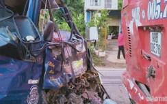 Phá ca bin giải cứu tài xế xe tải sau cú va chạm với xe khách trên QL6