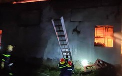 Hàng chục cảnh sát PCCC dầm mình trong đêm "cứu" kho sơn sau tiếng nổ lớn