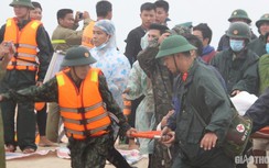 Xúc động giây phút cứu thuyền viên tàu chìm trên miệng sóng dữ