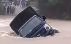 Khoảnh khắc sinh tử xe tải bị cuốn trôi khi cố vượt đập tràn ở Quảng Nam