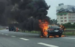 Khách hút thuốc khiến "xế hộp" loại sang bốc cháy dữ dội trên cao tốc