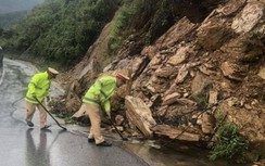 CSGT “dầm mình” trong mưa san gạt đất đá thông tuyến trên con đường độc đạo