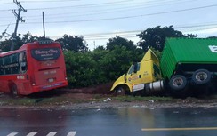 Xe khách tông xe tải và xe đầu kéo, 1 người tử vong, 4 người bị thương