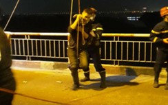 Cảnh sát đu dây xuống cứu người say rượu nhảy cầu Chương Dương giữa đêm