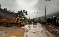 Quảng Bình “gồng mình” giữa mưa lũ, khắc phục thông đường cho dân đi
