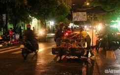 Chùm ảnh: Thản nhiên biến đường thành chợ, có bị xe tông lại bảo tại...số