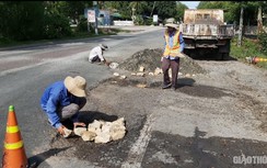 Cận cảnh "vá" ổ gà QL1 qua Quảng Ngãi giữa mưa lũ