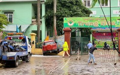 Ô tô mất lái lao đổ, nằm vắt vẻo trên tường trường mầm non Trung Hoà