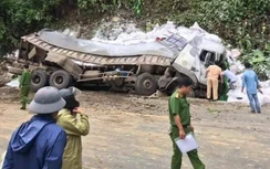 Xe tải đâm vào vách núi, tài xế tử vong mắc kẹt trong ca bin