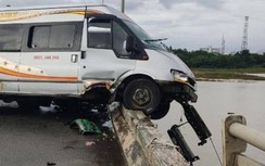 Kinh hoàng ô tô nằm vắt vẻo giữa thành cầu sau vụ tai nạn liên hoàn