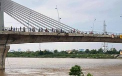 Thiếu nữ 16 tuổi bất ngờ trèo qua lan can, gieo mình xuống sông Trà Lý