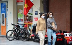 Trời trở lạnh, người Hà Nội diện áo ấm xuống phố dịp cuối tuần