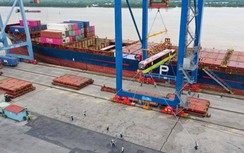 Cận cảnh công nhân xếp dỡ tàu đường sắt đô thị Nhổn - ga Hà Nội