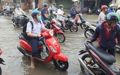 Học sinh TP.HCM tháo giày lội nước đến trường ngày đầu tuần