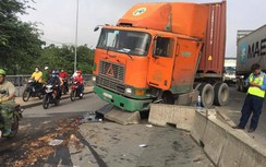 Dầu nhớt từ xe đầu kéo đổ ra đường, người đi xe máy ngã xoành xoạch