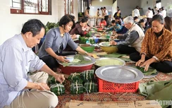 Người Hà Nội "không ngủ" gói hàng vạn bánh chưng gửi "khúc ruột miền Trung"