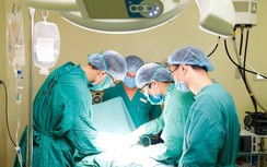 Mặc cảm bệnh tật, cô gái giấu u “quái” 10kg trên ngực suốt chục năm