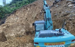 Điều thiết bị đi trong đêm để phá đá mở đường 71 vào thủy điện Rào Trăng 3