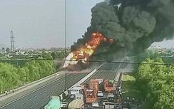 Xe chở xăng bốc cháy ngùn ngụt trên cao tốc Hà Nội - Hải Phòng - Quảng Ninh