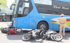 Ô tô khách lùa 4 xe máy dừng chờ đoàn xe tang chở liệt sỹ Đoàn 337 đi qua