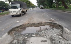 TP.HCM: "Ổ gà, ổ voi" thi nhau mọc trên đại lộ Nguyễn Văn Linh