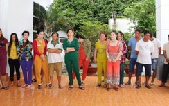 Đột kích sới bạc, hàng chục con bạc "quý bà" chạy tán loạn