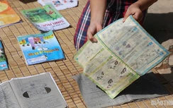 Học sinh vùng rốn lũ Hà Tĩnh rũ nước phơi sách vở ướt sũng, bết đất