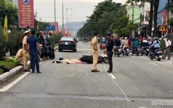 Xe máy va chạm ô tô, nam thanh niên tử vong thương tâm