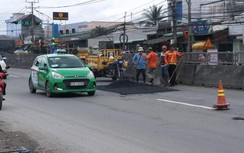 Khắc phục những điểm bong tróc, “ổ gà, ổ voi” trên QL1 qua Tiền Giang