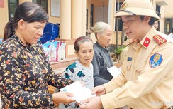 Cùng CSGT hỗ trợ 200 triệu đồng cho hộ dân bị sập nhà, cơ cực nơi "rốn lũ"