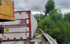 Xe đầu kéo lật ngửa giữa đèo, đầu xe nát vụn, xăng đổ tràn ra đường