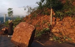 Khẩn trương xử lý đất đá sạt lở tràn mặt đường Km12 đường HCM nhánh Tây