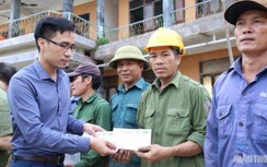 Trao quà cho công nhân ngành GTVT quên mình thông đường trong mưa lũ