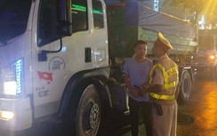 Xếp hàng nộp phạt lỗi vi phạm, tài xế xe rác đổ lỗi cho chủ xe