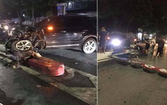 Ô tô 7 chỗ gãy rời bánh sau khi húc đổ cột biển báo cầu vượt Trần Khát Chân
