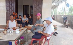 Chồng đi cứu người trong mưa lũ, vợ ở nhà tiếp tế lương thực