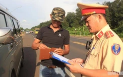 CSGT “lật tẩy” xe hợp đồng hoạt động trá hình trên QL26