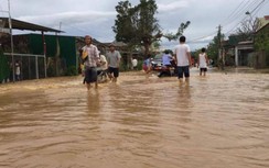 Lũ về bất ngờ, người dân Bình Định, Quảng Ngãi "kêu cứu" trên facebook