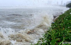 Sóng biển đánh tràn mặt đường, người dân vẫn tản bộ xem bão