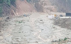 Cận cảnh giao thông Quảng Trị sau khi bão số 9 tàn phá