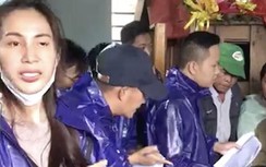 Thuỷ Tiên ra sức gọi tên người dân để phát tiền giữa bão số 9 đổ bộ