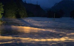 Thủy điện ồ ạt xả lũ, dân chạy ngập trong đêm, đứt đường vì xói lở