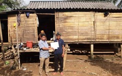 Người đàn ông trả lại tiền trong áo quần cứu trợ vừa được tặng 10 triệu