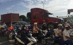 Nằm sửa xe dưới gầm, tài xế ô tô tải bị xe container tông tử vong ở TP.HCM