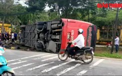 Kinh hoàng khoảnh khắc lái xe văng khỏi ghế lái do không thắt dây an toàn