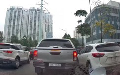 Phản cảm ô tô leo vỉa hè thoát ùn tắc