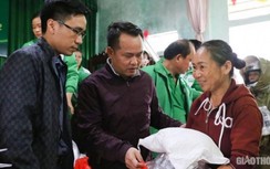 Cùng Báo Giao thông về miền Trung: Trao hàng nghìn suất quà đến người dân