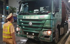 Tài xế xe "Hổ vồ" cố thủ trong cabin bất chấp CSGT liên tục gõ cửa