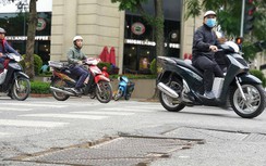 Hà Nội: Bất an với hố ga, nắp cống “bẫy” người đi đường